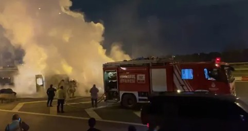 TEM Otoyolu'nda minibüs alev alev yandı